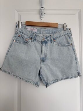 GAP | 4" Low Rise Stride Denim Shorts - Size 29